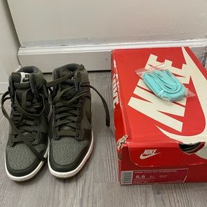 Women’s dunk sky hi essential